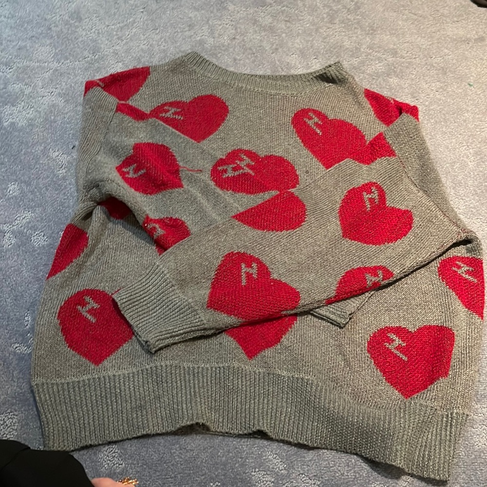 Cute sweater (small pulls)